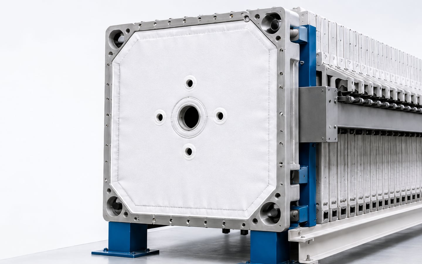 Recessed chamber filter press fitted with DFR filter press cloths